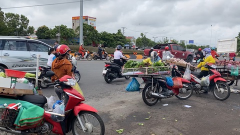 Nhờ dịch COVID-19, Vũng Tàu mới tạm dẹp được chợ tự phát - Ảnh 1. Nhờ dịch COVID-19, Vũng Tàu mới tạm dẹp được chợ tự phát - Ảnh 1.