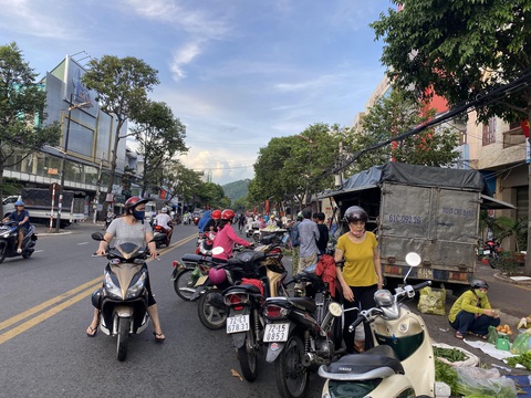 Nhờ dịch COVID-19, Vũng Tàu mới tạm dẹp được chợ tự phát - Ảnh 2. Nhờ dịch COVID-19, Vũng Tàu mới tạm dẹp được chợ tự phát - Ảnh 2.