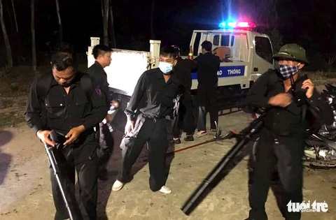 Hà Tĩnh: 400 người được huy động dập vụ cháy rừng thông trong đêm - Ảnh 2. Hà Tĩnh: 400 người được huy động dập vụ cháy rừng thông trong đêm - Ảnh 2.