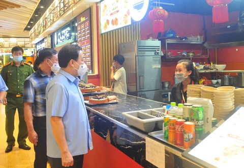 Phó chủ tịch Hà Nội: Vắc xin là căn cơ, song ý thức người dân mới là tiên quyết - Ảnh 1. Phó chủ tịch Hà Nội: Vắc xin là căn cơ, song ý thức người dân mới là tiên quyết - Ảnh 1.