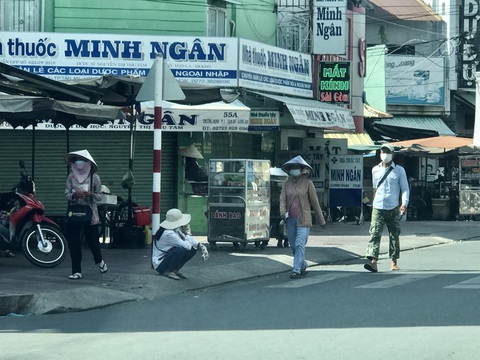 Người bán vé số: Buôn bán ế ẩm quá nhưng không bán lấy gì ăn! - Ảnh 2. Người bán vé số: Buôn bán ế ẩm quá nhưng không bán lấy gì ăn! - Ảnh 2.