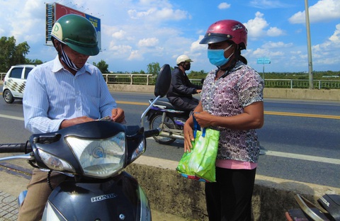 Người bán vé số: Buôn bán ế ẩm quá nhưng không bán lấy gì ăn! - Ảnh 1. Người bán vé số: Buôn bán ế ẩm quá nhưng không bán lấy gì ăn! - Ảnh 1.