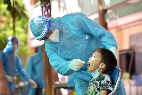 Mỗi ngày, TP.HCM có thể xét nghiệm nhanh được 200.000 mẫu - Ảnh 1. Mỗi ngày, TP.HCM có thể xét nghiệm nhanh được 200.000 mẫu - Ảnh 1.