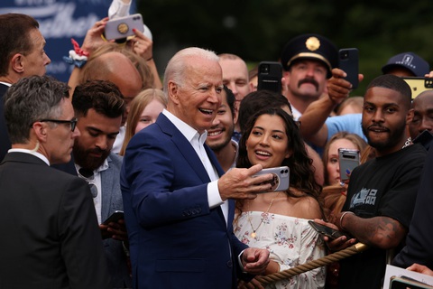Tổng thống Biden: Nước Mỹ đã trỗi dậy từ bóng tối của COVID-19 - Ảnh 2. Tổng thống Biden: Nước Mỹ đã trỗi dậy từ bóng tối của COVID-19 - Ảnh 2.