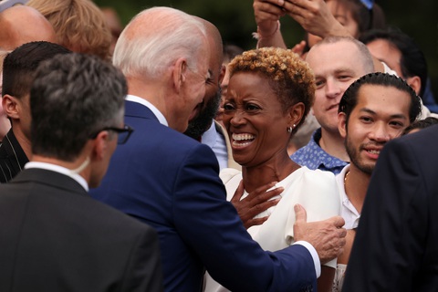 Tổng thống Biden: Nước Mỹ đã trỗi dậy từ bóng tối của COVID-19 - Ảnh 3. Tổng thống Biden: Nước Mỹ đã trỗi dậy từ bóng tối của COVID-19 - Ảnh 3.