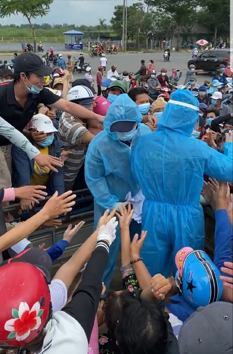 Đám đông chen nhau vì giấy xét nghiệm COVID-19, ban quản lý chợ Bình Điền nói gì? - Ảnh 1. Đám đông chen nhau vì giấy xét nghiệm COVID-19, ban quản lý chợ Bình Điền nói gì? - Ảnh 1.