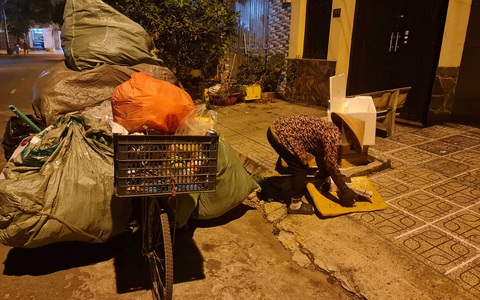 Người nghèo kiệt sức vì dịch: Chờ được tiếp sức - Ảnh 1. Người nghèo kiệt sức vì dịch: Chờ được tiếp sức - Ảnh 1.