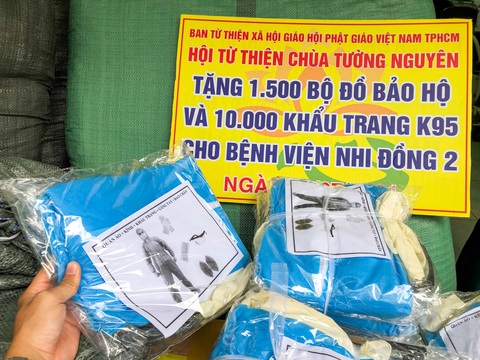 Bệnh viện Nhi đồng 2 nhận khẩu trang và đồ bảo hộ do thiền tự Tường Nguyên tặng - Ảnh 4. Bệnh viện Nhi đồng 2 nhận khẩu trang và đồ bảo hộ do thiền tự Tường Nguyên tặng - Ảnh 4.