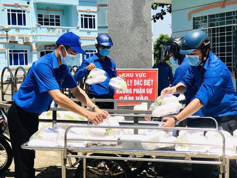 Áo xanh trong vùng nóng đỏ - Ảnh 1. Áo xanh trong vùng nóng đỏ - Ảnh 1.