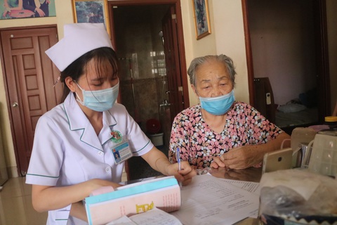 TP.HCM: Ở trong khu phong tỏa, gặp vấn đề sức khỏe được xử lý ra sao? - Ảnh 1. TP.HCM: Ở trong khu phong tỏa, gặp vấn đề sức khỏe được xử lý ra sao? - Ảnh 1.