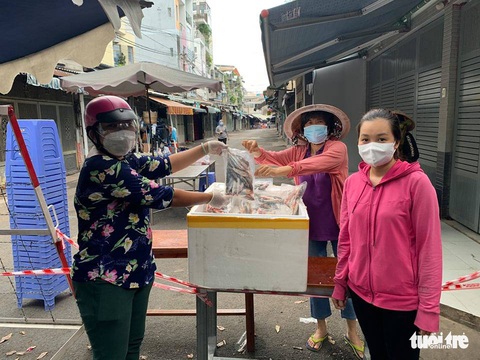 Những chuyến xe nghĩa tình đầu tiên mang 3 tấn cá từ Quảng Bình vào TP.HCM - Ảnh 6. Những chuyến xe nghĩa tình đầu tiên mang 3 tấn cá từ Quảng Bình vào TP.HCM - Ảnh 6.