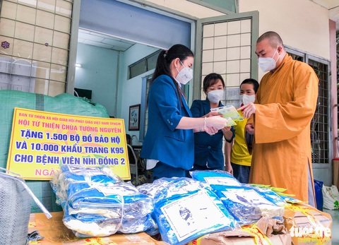 Bệnh viện Nhi đồng 2 nhận khẩu trang và đồ bảo hộ do thiền tự Tường Nguyên tặng - Ảnh 2. Bệnh viện Nhi đồng 2 nhận khẩu trang và đồ bảo hộ do thiền tự Tường Nguyên tặng - Ảnh 2.