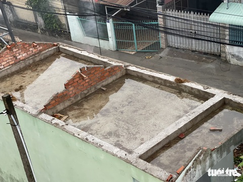 Lốc xoáy làm sập, tốc mái 36 căn nhà cùng nhiều cây ăn trái ở Tiền Giang - Ảnh 2. Lốc xoáy làm sập, tốc mái 36 căn nhà cùng nhiều cây ăn trái ở Tiền Giang - Ảnh 2.