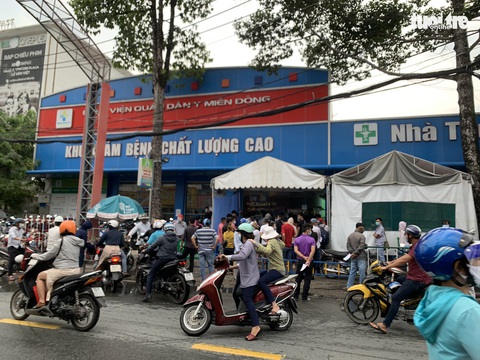 Người dân Sài Gòn đổ xô xét nghiệm COVID-19, nhiều bệnh viện quá tải - Ảnh 4. Người dân Sài Gòn đổ xô xét nghiệm COVID-19, nhiều bệnh viện quá tải - Ảnh 4.