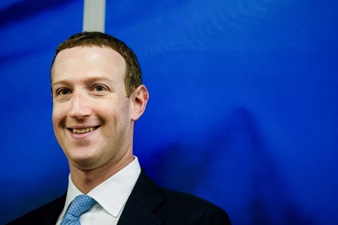 Ông chủ Facebook cầm cờ lướt ván mừng Quốc khánh Mỹ - Ảnh 1. Ông chủ Facebook cầm cờ lướt ván mừng Quốc khánh Mỹ - Ảnh 1.