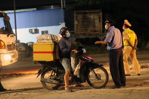Chưa xét nghiệm âm tính, nhiều xe đi từ TP.HCM, Bình Dương... phải quay đầu - Ảnh 10. Chưa xét nghiệm âm tính, nhiều xe đi từ TP.HCM, Bình Dương... phải quay đầu - Ảnh 10.