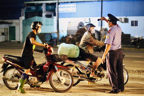 Chưa xét nghiệm âm tính, nhiều xe đi từ TP.HCM, Bình Dương... phải quay đầu - Ảnh 1. Chưa xét nghiệm âm tính, nhiều xe đi từ TP.HCM, Bình Dương... phải quay đầu - Ảnh 1.