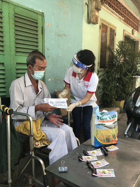 Gần 1,2 tỉ đồng hỗ trợ người yếu thế bị ảnh hưởng COVID-19 - Ảnh 2. Gần 1,2 tỉ đồng hỗ trợ người yếu thế bị ảnh hưởng COVID-19 - Ảnh 2.
