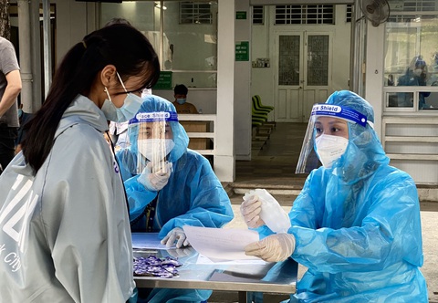 Nhiều tỉnh thành điều chỉnh chiến lược phòng chống COVID-19 - Ảnh 1. Nhiều tỉnh thành điều chỉnh chiến lược phòng chống COVID-19 - Ảnh 1.