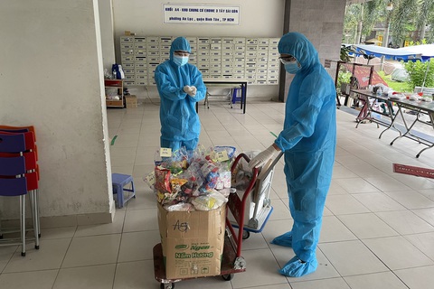 Người hùng đi chợ ở chung cư bị phong tỏa - Ảnh 1. Người hùng đi chợ ở chung cư bị phong tỏa - Ảnh 1.