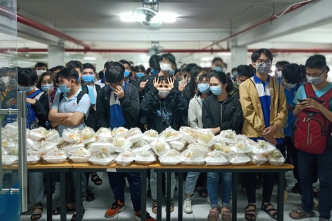 Góc sẻ chia ở UTE: Sinh viên thiếu thốn, ghé đến là nhận mì tôm, bánh gạo vô điều kiện - Ảnh 1. Góc sẻ chia ở UTE: Sinh viên thiếu thốn, ghé đến là nhận mì tôm, bánh gạo vô điều kiện - Ảnh 1.