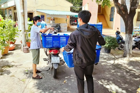 Góc sẻ chia ở UTE: Sinh viên thiếu thốn, ghé đến là nhận mì tôm, bánh gạo vô điều kiện - Ảnh 3. Góc sẻ chia ở UTE: Sinh viên thiếu thốn, ghé đến là nhận mì tôm, bánh gạo vô điều kiện - Ảnh 3.
