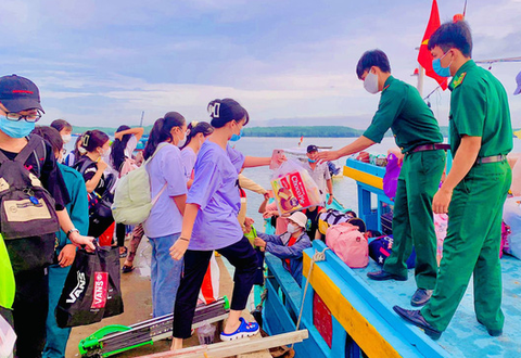 34 thí sinh xã đảo Thạnh An vào bờ sớm để kịp đi thi - Ảnh 1. 34 thí sinh xã đảo Thạnh An vào bờ sớm để kịp đi thi - Ảnh 1.