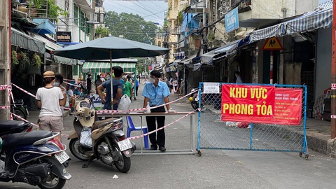 Phong tỏa đoạn đường bên hông chợ Thị Nghè vì có ca COVID-19 - Ảnh 1. Phong tỏa đoạn đường bên hông chợ Thị Nghè vì có ca COVID-19 - Ảnh 1.