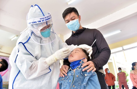Trường phải bố trí lực lượng đi cùng khi học sinh tiêm vắc xin - Ảnh 1. Trường phải bố trí lực lượng đi cùng khi học sinh tiêm vắc xin - Ảnh 1.