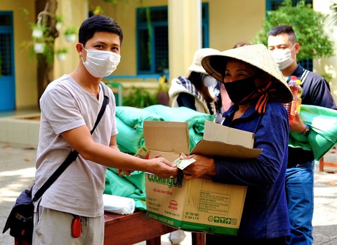 Nụ cười của người nghèo là hạnh phúc của đời tôi - Ảnh 1. Nụ cười của người nghèo là hạnh phúc của đời tôi - Ảnh 1.