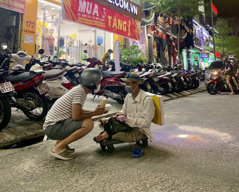Nụ cười của người nghèo là hạnh phúc của đời tôi - Ảnh 3. Nụ cười của người nghèo là hạnh phúc của đời tôi - Ảnh 3.