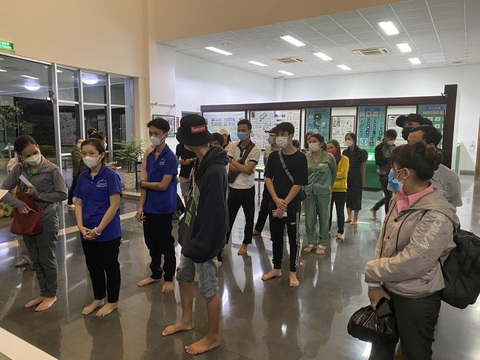 Doanh nghiệp thuê khách sạn cho công nhân ở lại khi phường bị phong tỏa - Ảnh 1. Doanh nghiệp thuê khách sạn cho công nhân ở lại khi phường bị phong tỏa - Ảnh 1.