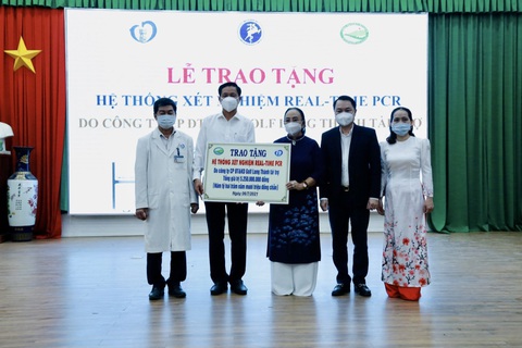 Công ty Golf Long Thành trao tặng hệ thống máy xét nghiệm COVID-19 trị giá 5 tỉ cho tỉnh Đồng Nai - Ảnh 1. Công ty Golf Long Thành trao tặng hệ thống máy xét nghiệm COVID-19 trị giá 5 tỉ cho tỉnh Đồng Nai - Ảnh 1.