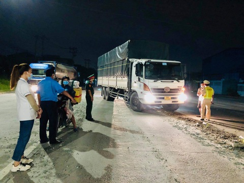 Vận chuyển hàng hóa chậm trễ vì tài xế phải liên tục đi xét nghiệm COVID-19 - Ảnh 1. Vận chuyển hàng hóa chậm trễ vì tài xế phải liên tục đi xét nghiệm COVID-19 - Ảnh 1.