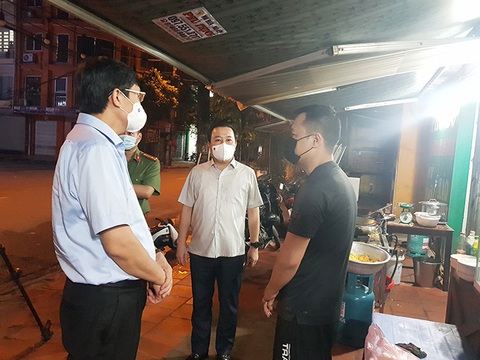 Phó chủ tịch Hà Nội bắt quả tang nhiều hàng quán vẫn phục vụ khách sau 21h - Ảnh 2. Phó chủ tịch Hà Nội bắt quả tang nhiều hàng quán vẫn phục vụ khách sau 21h - Ảnh 2.