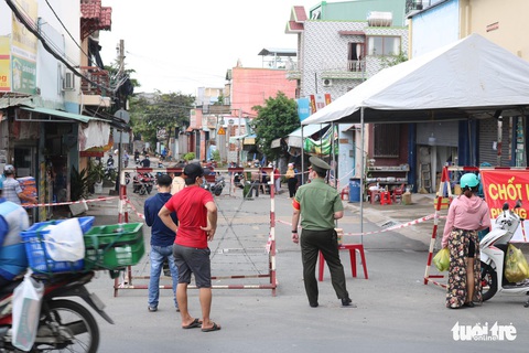 Ngoài học sinh đi thi, ai được phép ra vào phường Tân Phú trong thời gian phong tỏa? - Ảnh 1. Ngoài học sinh đi thi, ai được phép ra vào phường Tân Phú trong thời gian phong tỏa? - Ảnh 1.