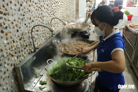 Đội xe ôm Sài Gòn đội nắng mưa gởi cơm cho bà con nghèo - Ảnh 2. Đội xe ôm Sài Gòn đội nắng mưa gởi cơm cho bà con nghèo - Ảnh 2.