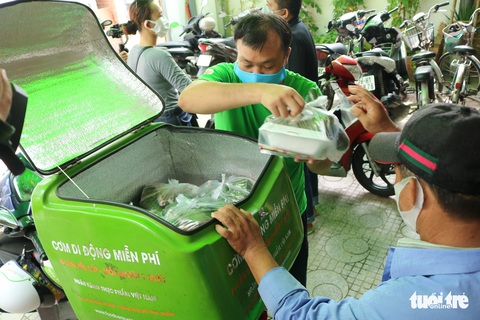 Đội xe ôm Sài Gòn đội nắng mưa gởi cơm cho bà con nghèo - Ảnh 4. Đội xe ôm Sài Gòn đội nắng mưa gởi cơm cho bà con nghèo - Ảnh 4.