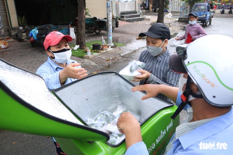Đội xe ôm Sài Gòn đội nắng mưa gởi cơm cho bà con nghèo - Ảnh 1. Đội xe ôm Sài Gòn đội nắng mưa gởi cơm cho bà con nghèo - Ảnh 1.