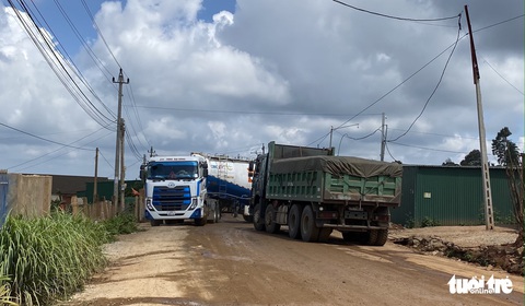 Trạm trộn bêtông vô tư xả thải ra khu dân cư để chạy đua tiến độ công trình điện gió - Ảnh 2. Trạm trộn bêtông vô tư xả thải ra khu dân cư để chạy đua tiến độ công trình điện gió - Ảnh 2.