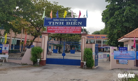 Sát giờ G bất ngờ bị giãn cách, phải dừng thi tốt nghiệp THPT - Ảnh 1. Sát giờ G bất ngờ bị giãn cách, phải dừng thi tốt nghiệp THPT - Ảnh 1.