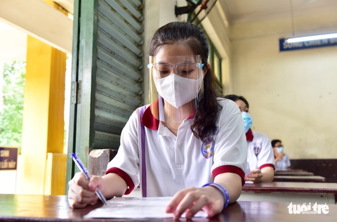 Thí sinh và phụ huynh bất ngờ khi được tặng nước, bánh tiếp sức mùa thi - Ảnh 6. Thí sinh và phụ huynh bất ngờ khi được tặng nước, bánh tiếp sức mùa thi - Ảnh 6.