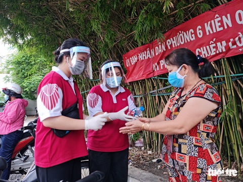 Thí sinh và phụ huynh bất ngờ khi được tặng nước, bánh tiếp sức mùa thi - Ảnh 1. Thí sinh và phụ huynh bất ngờ khi được tặng nước, bánh tiếp sức mùa thi - Ảnh 1.