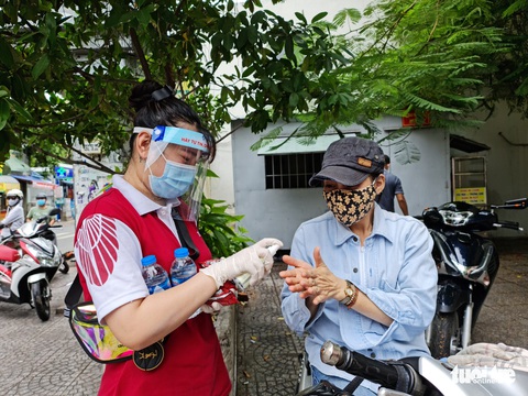 Thí sinh và phụ huynh bất ngờ khi được tặng nước, bánh tiếp sức mùa thi - Ảnh 2. Thí sinh và phụ huynh bất ngờ khi được tặng nước, bánh tiếp sức mùa thi - Ảnh 2.