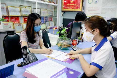 TP.HCM hoãn thi lớp 10: nhiều phụ huynh nộp hồ sơ nhập học Trung cấp Việt Giao - Ảnh 2. TP.HCM hoãn thi lớp 10: nhiều phụ huynh nộp hồ sơ nhập học Trung cấp Việt Giao - Ảnh 2.