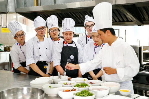 Học ngành Nhà hàng - Khách sạn với bằng Cử nhân ĐH CY Cergy Paris (Pháp) - Ảnh 1. Học ngành Nhà hàng - Khách sạn với bằng Cử nhân ĐH CY Cergy Paris (Pháp) - Ảnh 1.