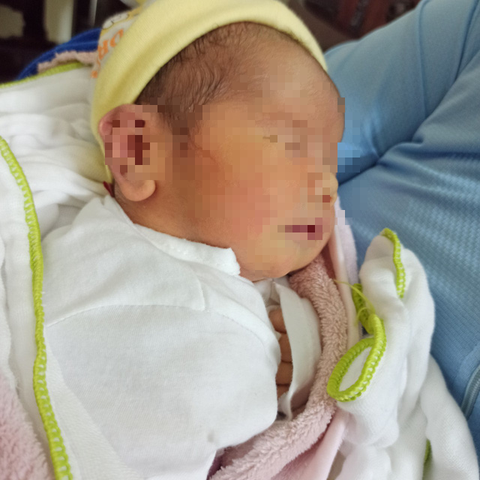 Một bé trai 10 ngày tuổi bị bỏ rơi trước làng thiếu niên Thủ Đức - Ảnh 1. Một bé trai 10 ngày tuổi bị bỏ rơi trước làng thiếu niên Thủ Đức - Ảnh 1.