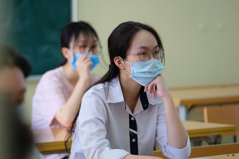 Sáng nay, gần 1 triệu thí sinh thi môn văn - Ảnh 14. Sáng nay, gần 1 triệu thí sinh thi môn văn - Ảnh 14.