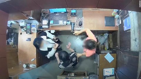 Vợ đại sứ Bỉ tại Hàn Quốc lại vướng bê bối đánh người - Ảnh 3. Vợ đại sứ Bỉ tại Hàn Quốc lại vướng bê bối đánh người - Ảnh 3.