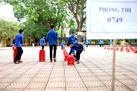 Sáng nay, gần 1 triệu thí sinh thi môn văn - Ảnh 9. Sáng nay, gần 1 triệu thí sinh thi môn văn - Ảnh 9.